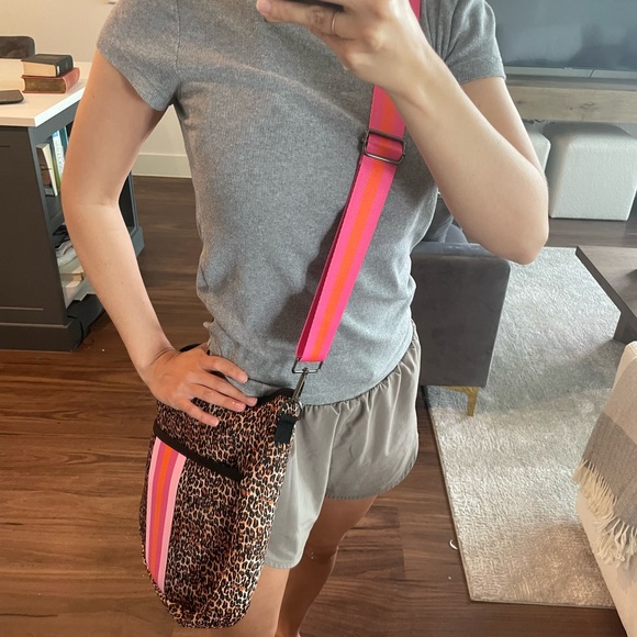 Leopard and hot pink striped accent Neoprene crossbody messenger bag - Picture 4 of 12